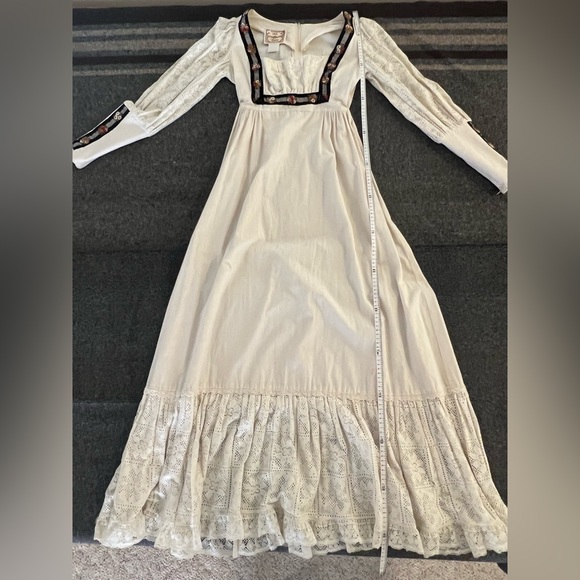 Authentic 1970s Vintage Gunne Sax Lace Embroidered Rose Prairie Dress - Picture 4 of 17
